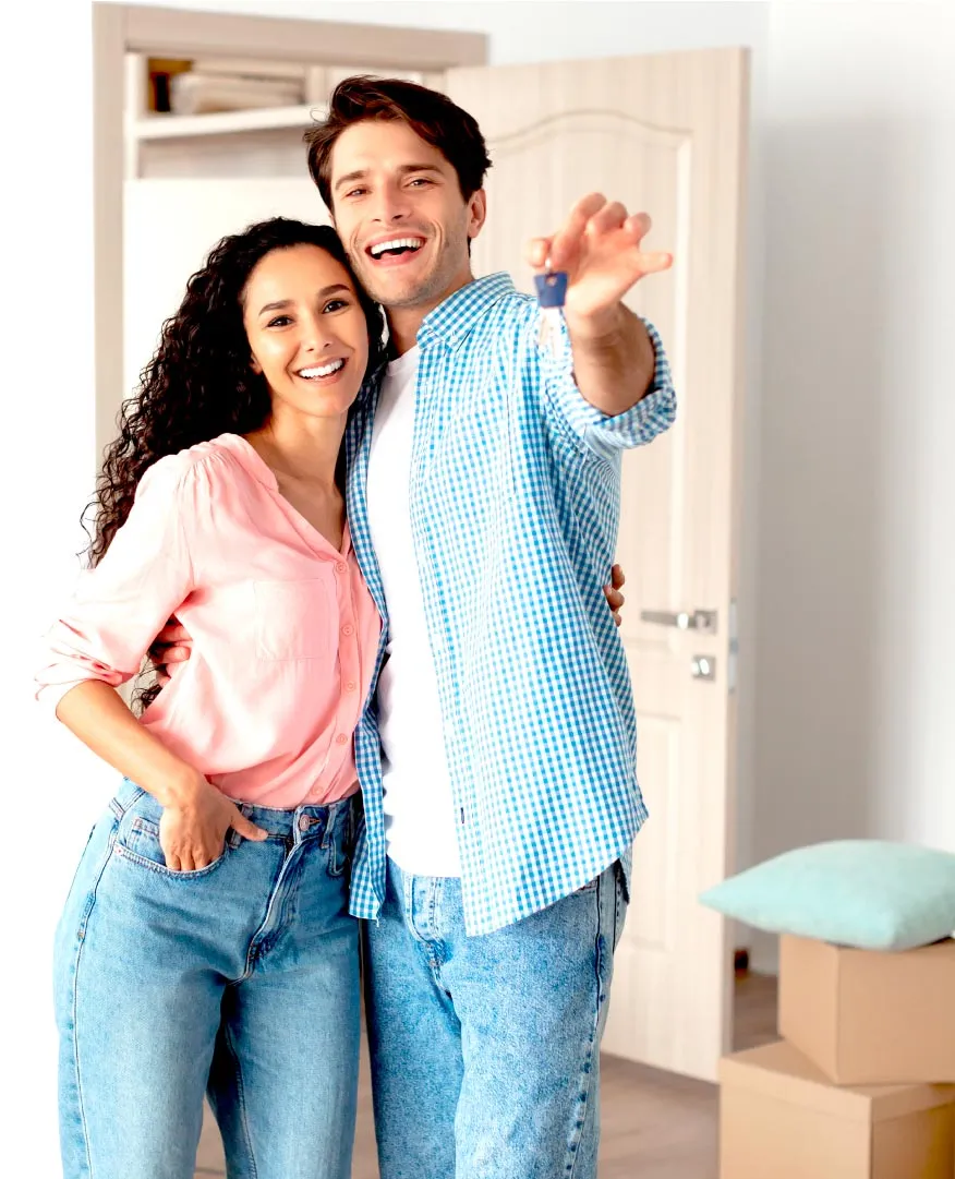 Pareja feliz con las llaves de su nueva casa